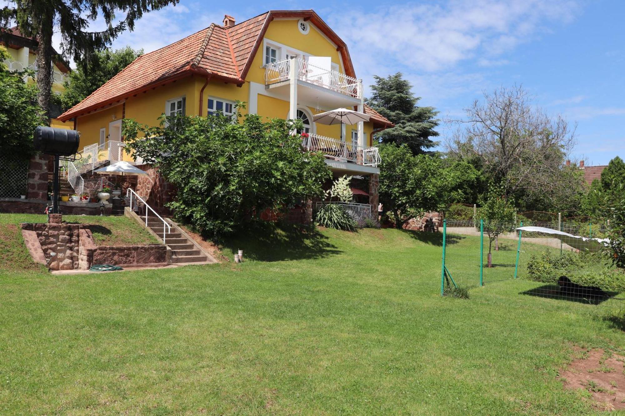 Gyoengyoem Apartman Balatonalmádi Exterior foto