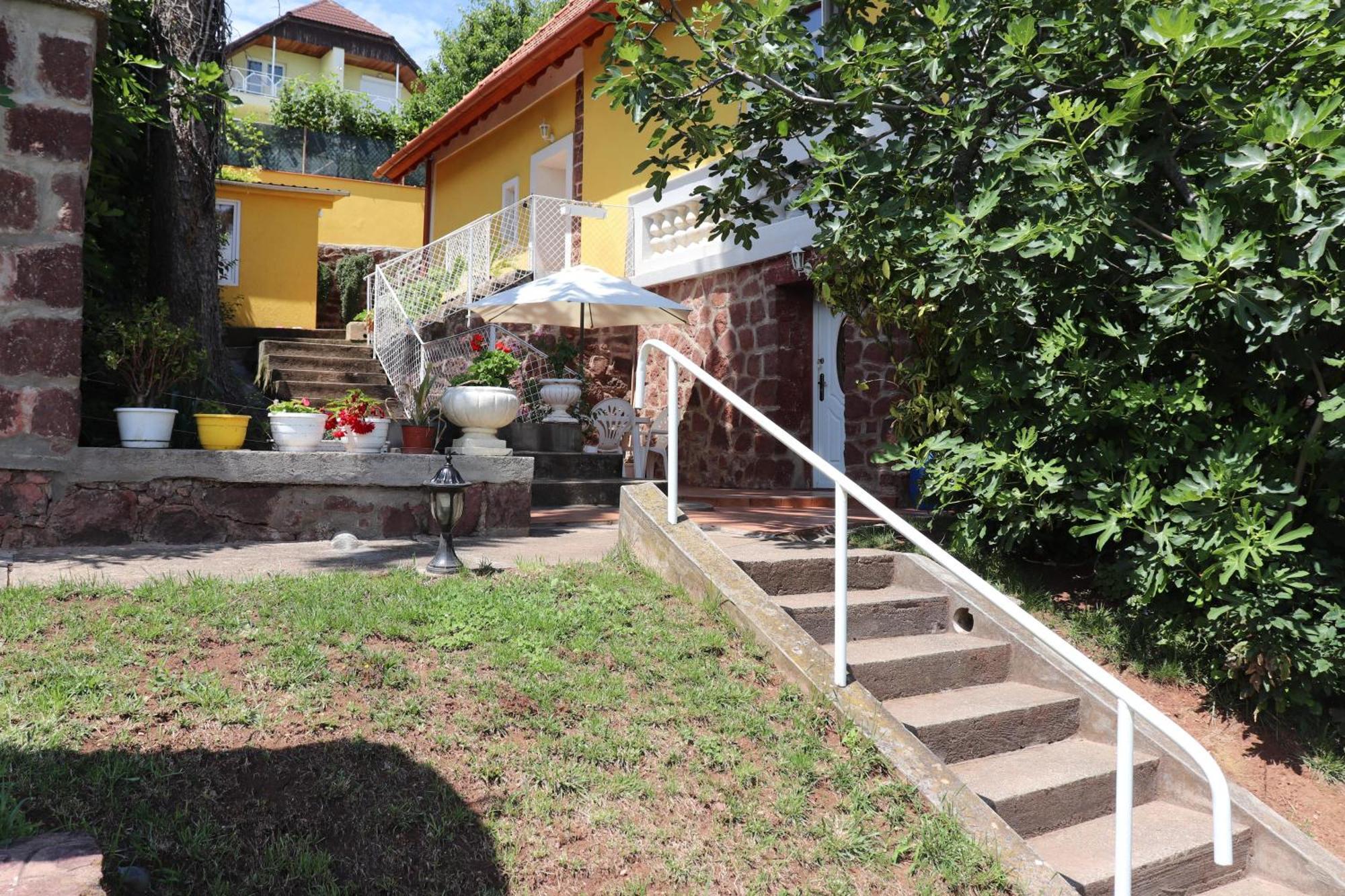 Gyoengyoem Apartman Balatonalmádi Exterior foto